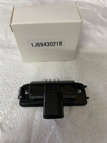 Ліхтар підсвічування номера на Volkswagen Golf / Bora / Jetta / Lupo 1J6943021B 1J6943021B фото