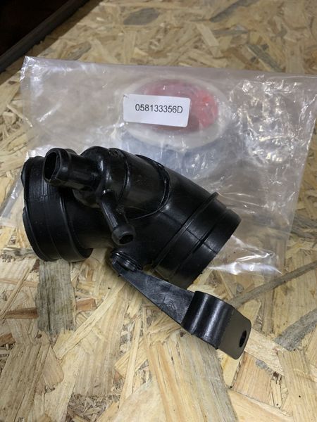 Патрубок повітря Audi A4/A6 1.8 E VW B-5 1.8 E ADR дросельного заслінка 058133356D 058133356D фото