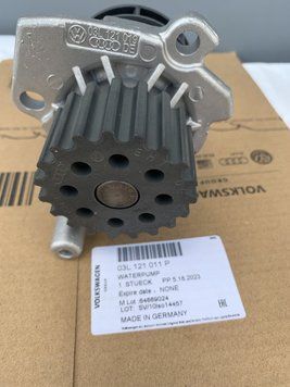 Насос/помпа охолоджувальної рідини VW Transporter T5 2.0TDI / 2.0BiTDI 09-15 03L121011P VAG (Німеччина) 03L121011P фото