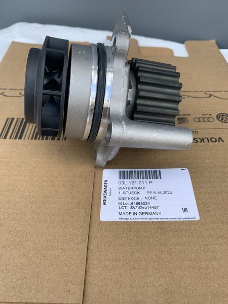 Насос/помпа охолоджувальної рідини VW Transporter T5 2.0TDI / 2.0BiTDI 09-15 03L121011P VAG (Німеччина) 03L121011P фото